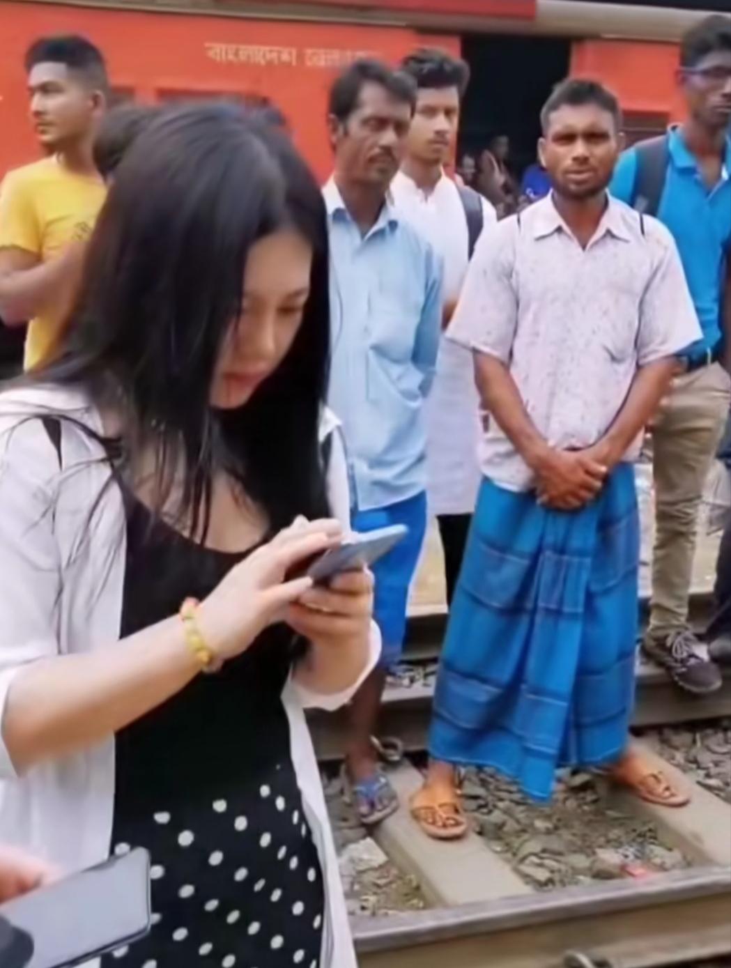 上海一印度租客看房结束后，竟在小区门口性骚扰两名中国女孩，当事女孩当即选择报警，