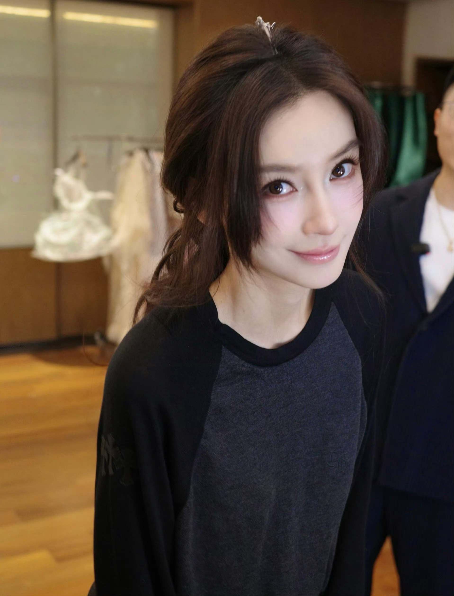 angelababy 杨颖 在干嘛呀将将们现在？快来和小管互动一下吧！ദ്ദി˶