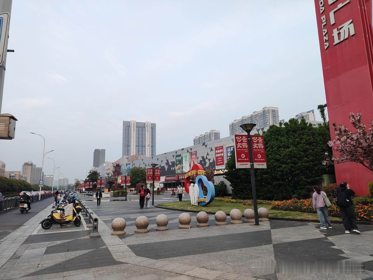 老妈刚才给我打电话，说我爸在集市上，买了好几件夏天的衣服。看起来挺宽松的，穿起来