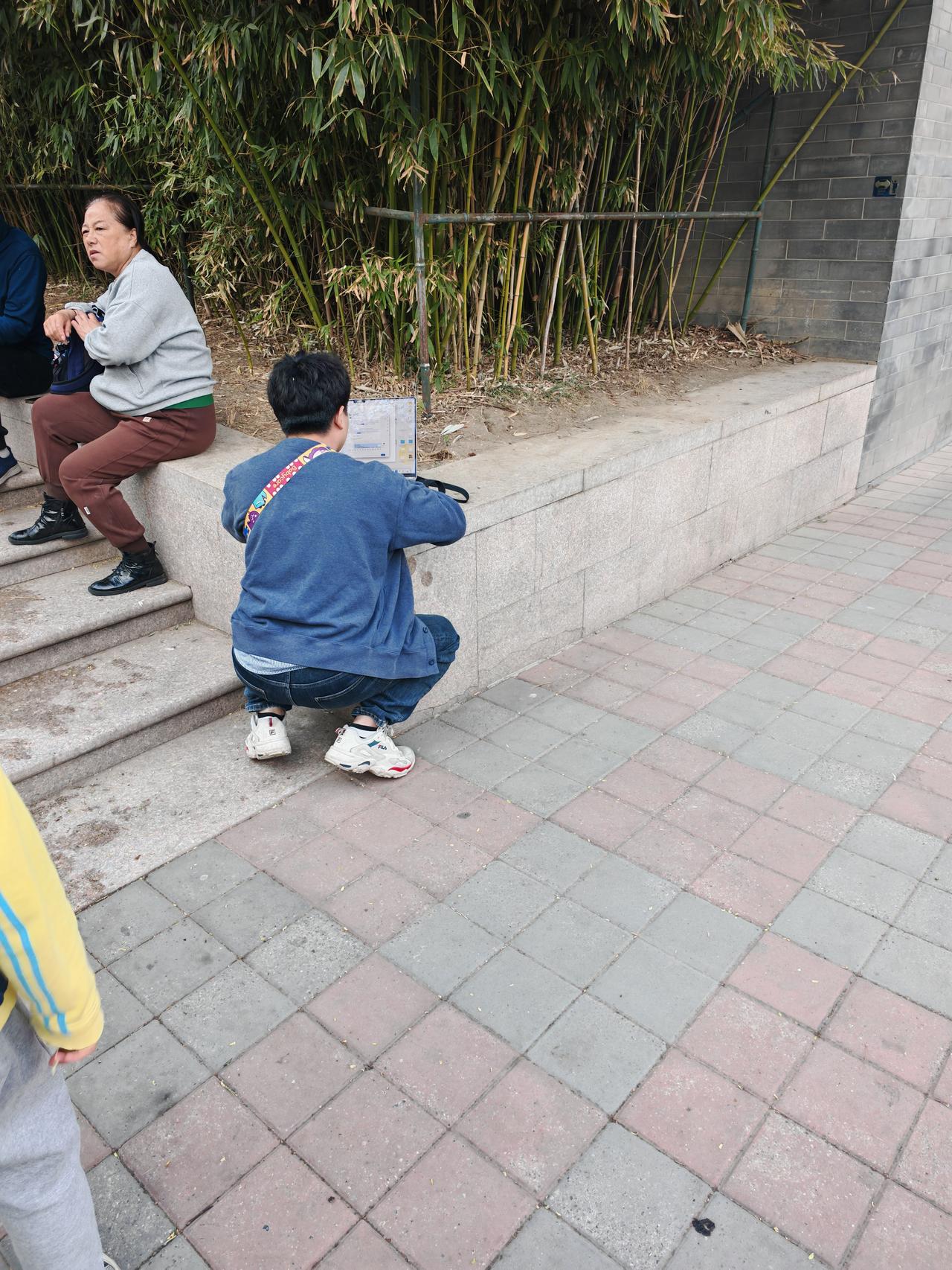 打工牛马哪里有事，哪里就是办公桌！
今天陪孩子去动物园看到一个爸爸拿出电脑那一刻