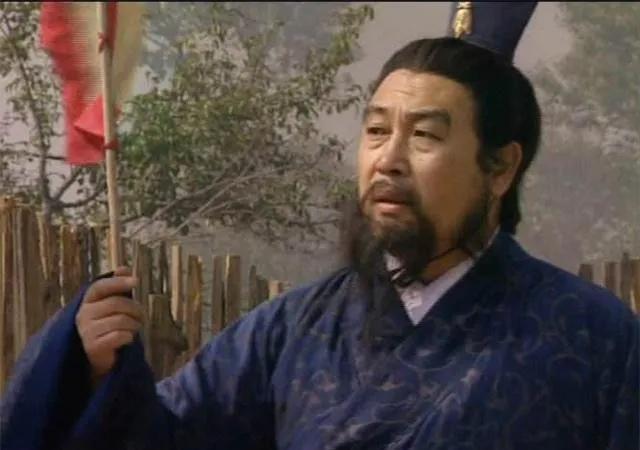 193年，正与小妾谈笑风生的曹操，接到父亲曹嵩被害的消息，晕倒被救醒后，曹操仰天