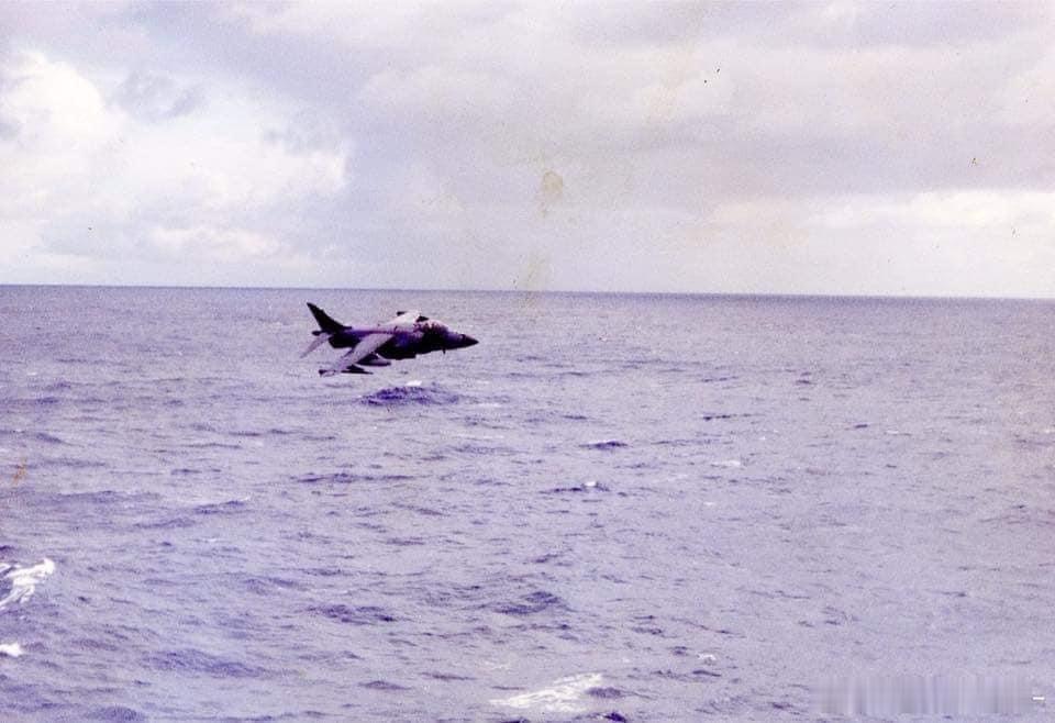 进行超低空掠海飞行的掠食者和海鹞，摄于70-80年代。可见飞的有多低[二哈]#武