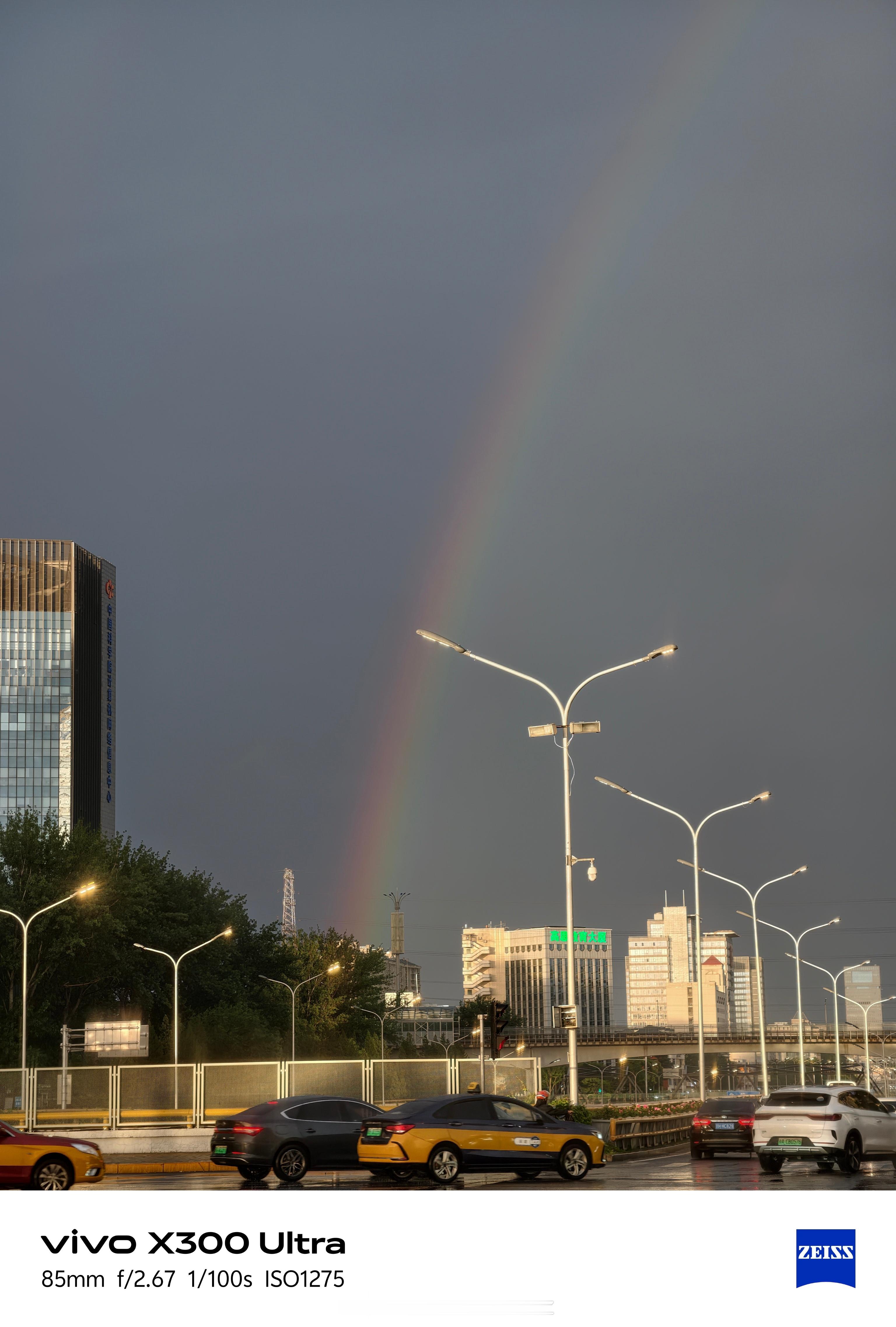 今天北京的大彩虹大家都看到了吗~持续了至少半小时吧！而且好像还是双彩虹！🌈 