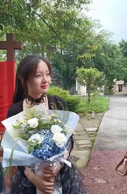 19岁的独生女儿，说没就没了。四川泸州的赵诺淇，永远停在了8月5号。那位单亲带娃