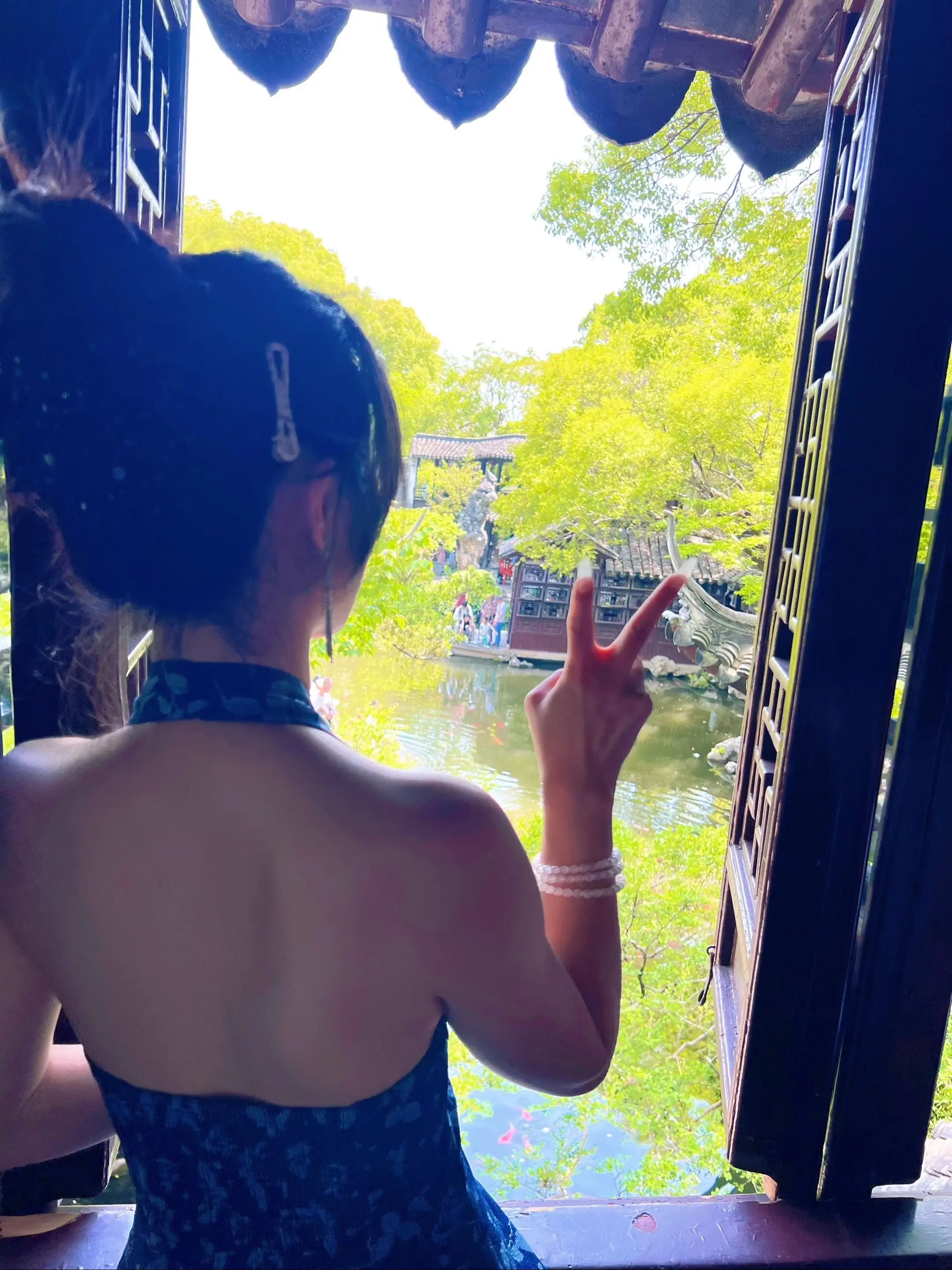 “挺没意思的 隔三岔五崩溃一下 擦干眼泪后又认怂的把日子过着 破罐子破摔都不敢”