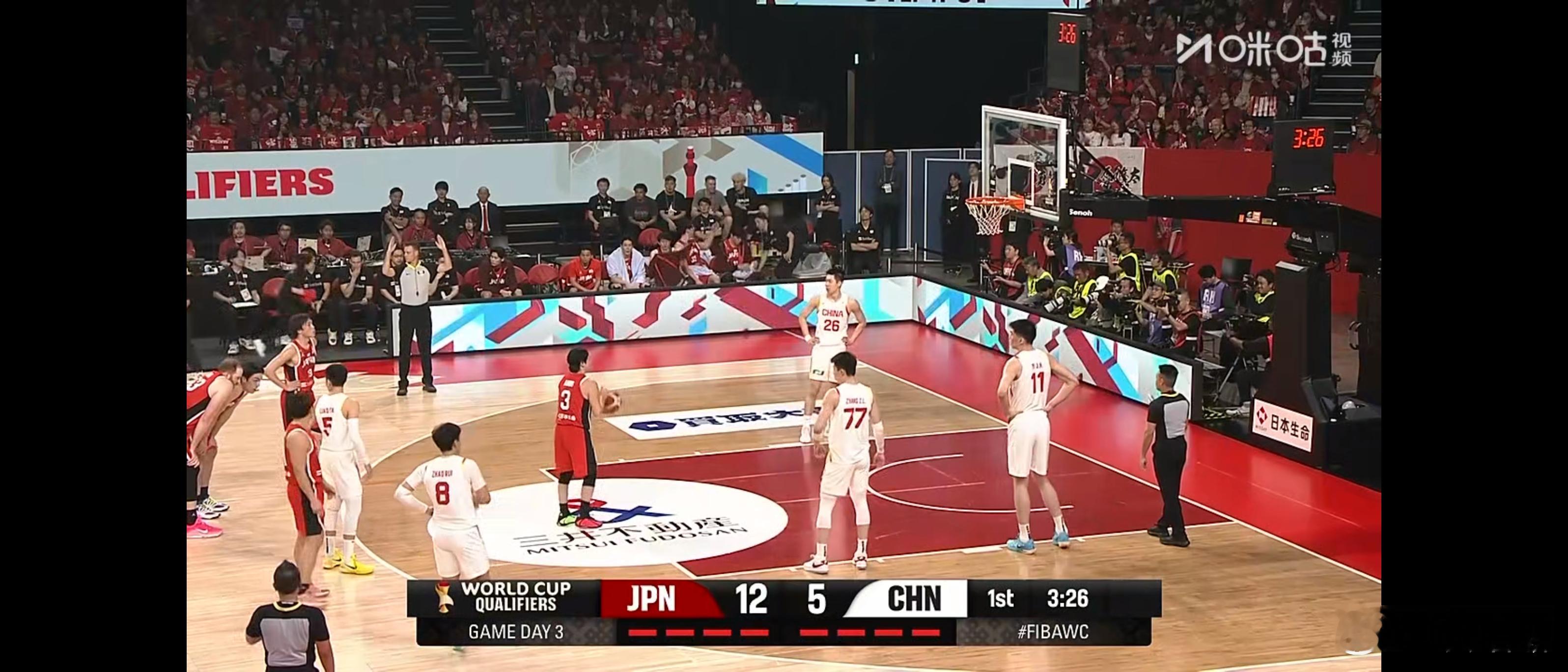 中国男篮对阵日本背水一战第一节就陷入了犯规麻烦了，王浩然，赵继伟，赵睿都2次犯规