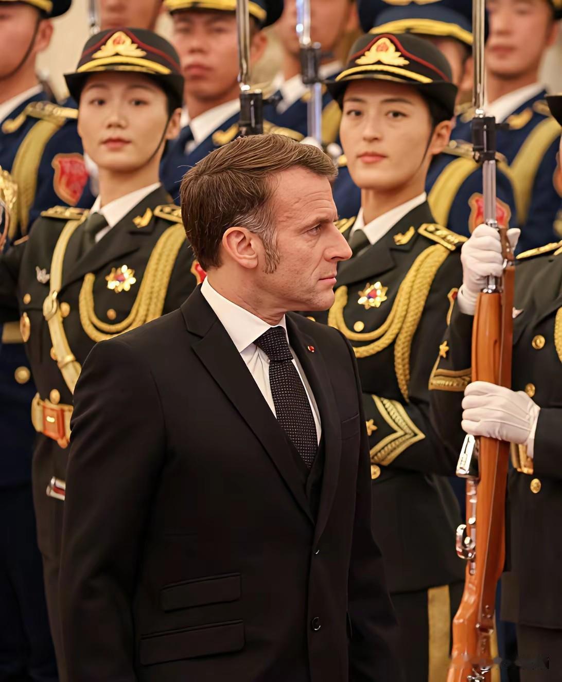 马克龙可以笑着回家了。
看了马克龙访问中国的几乎所有行程，该严肃时严肃，该开怀时