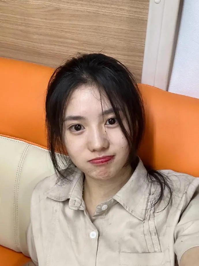 素颜的刘浩存比化妆更美