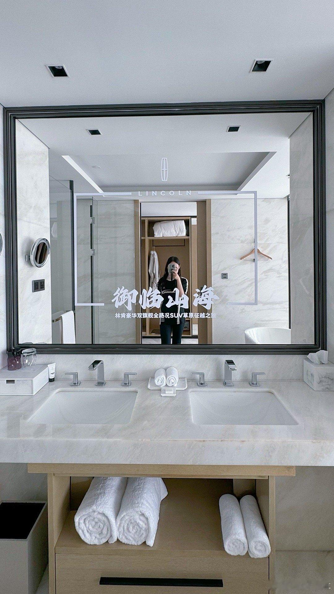 林肯这个大镜子自拍框到位，很有氛围感～几乎每年冬天都来海拉尔，这次终于见到了夏天