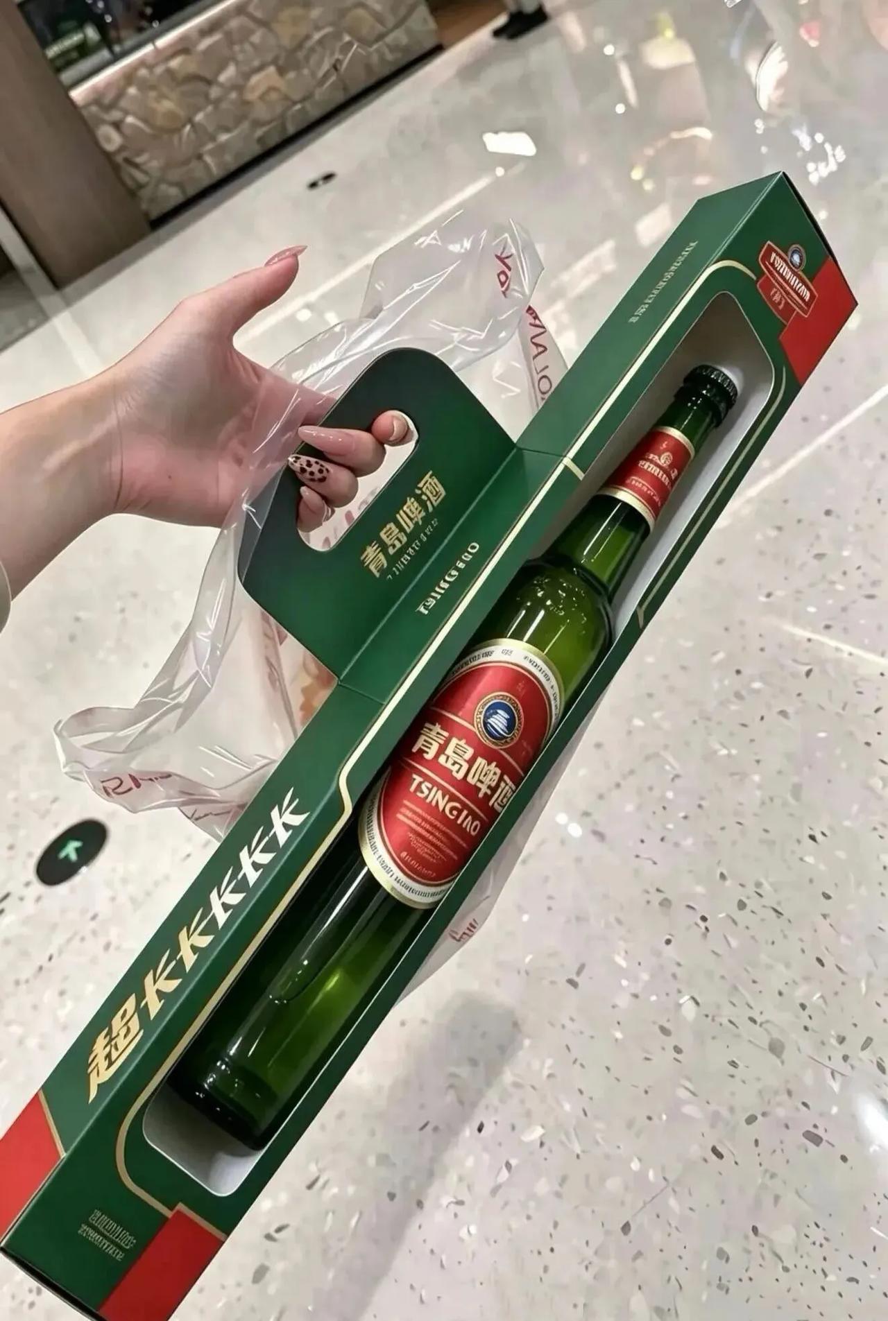 拿这加长版的啤酒做手信比带那个半米长的网红蛋挞要有面子吧，哈哈[飞吻][飞吻]
