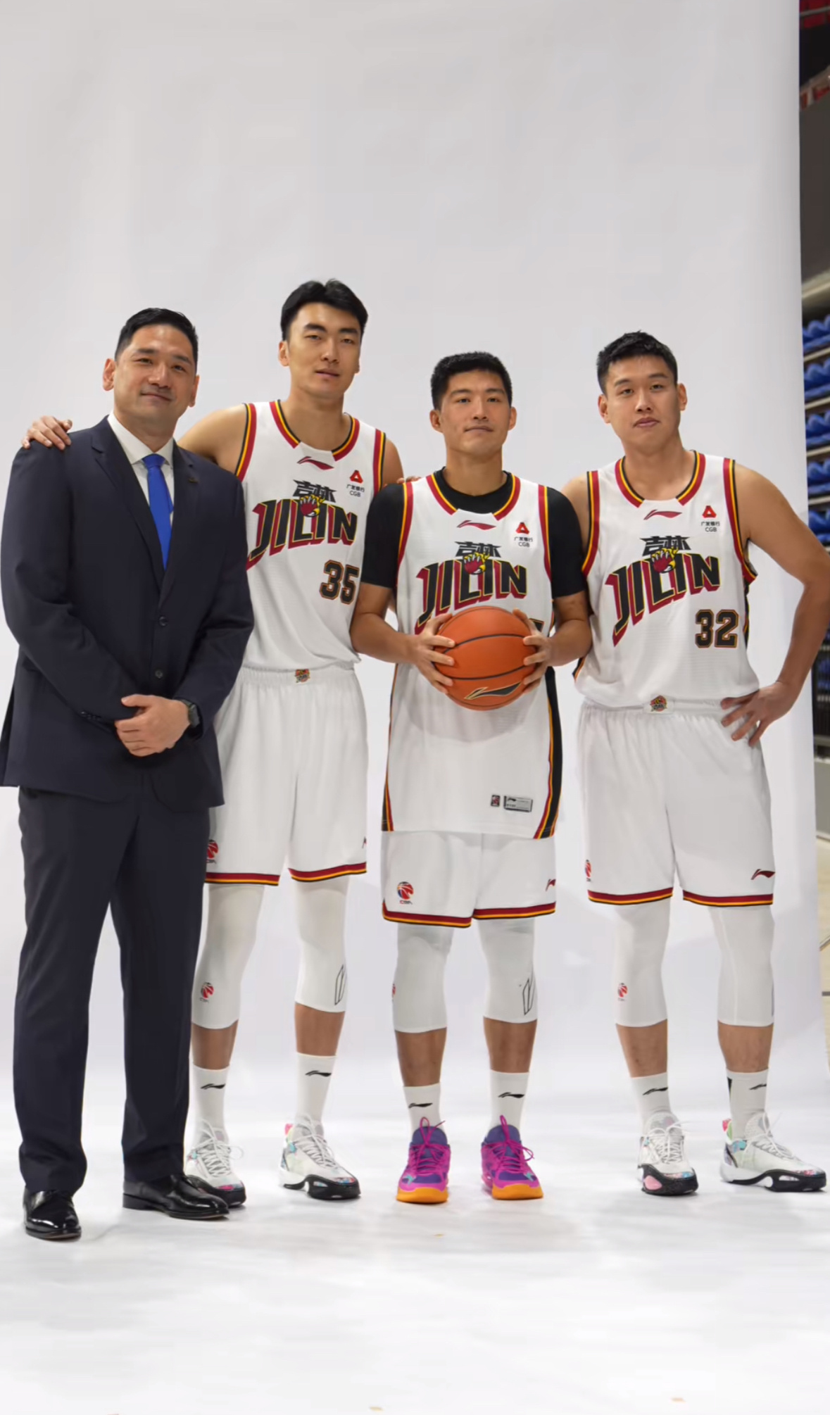 吉林队拍摄新赛季定妆照📷四位拥有总冠军戒指的球员🏆 