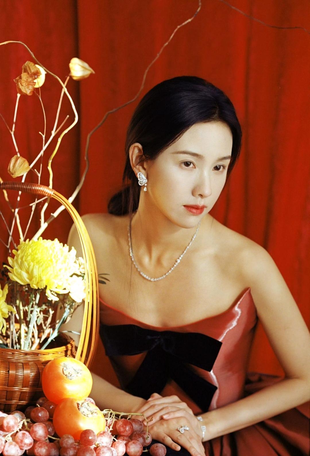 当红丝绒幕布遇上暖调光影，陈都灵用一组大片把自己活成了复古油画里的少女，清冷气质