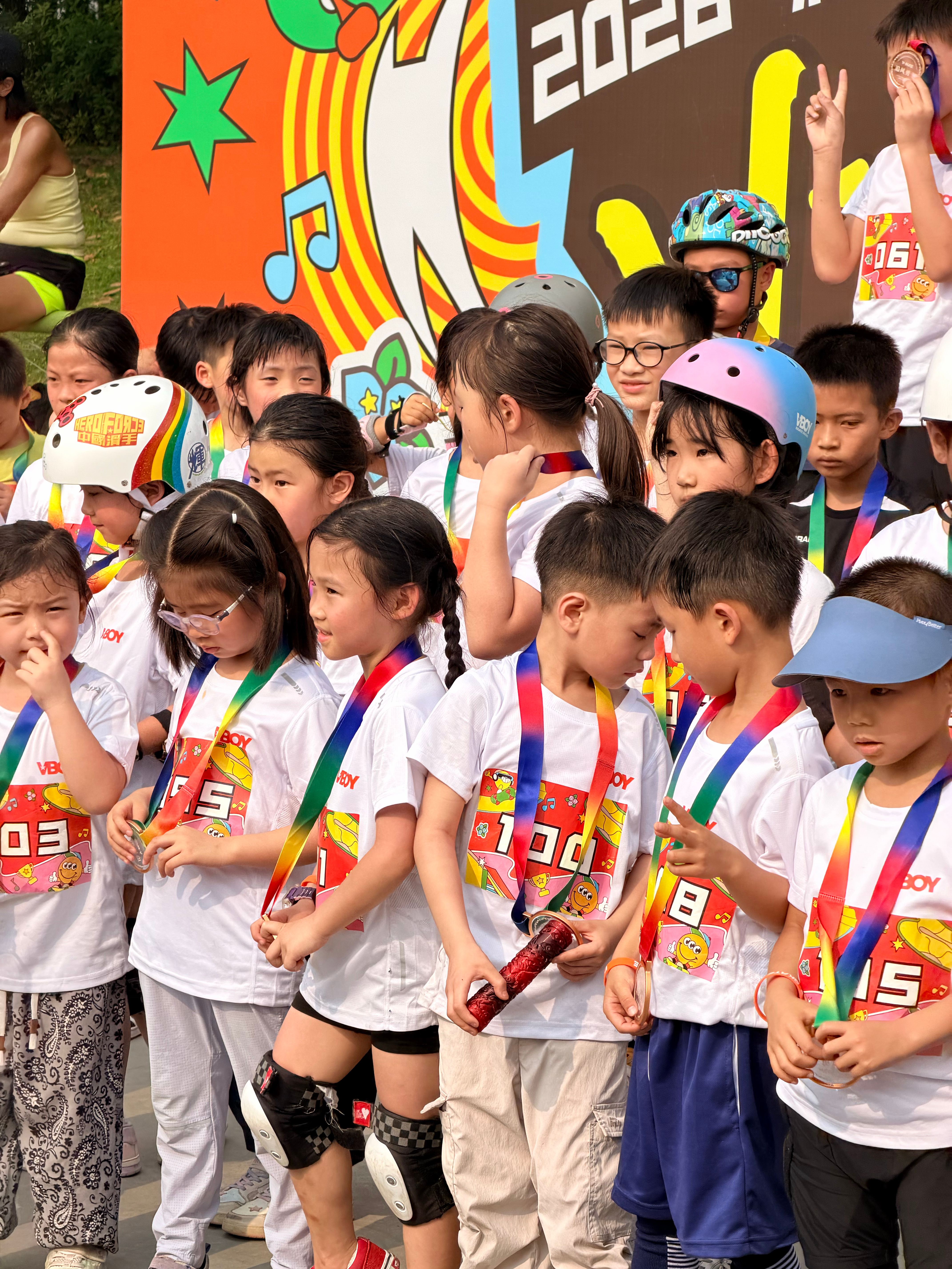 哭了……不是成绩不高，而是玩累了！然后摔了一屁股，泄气了……