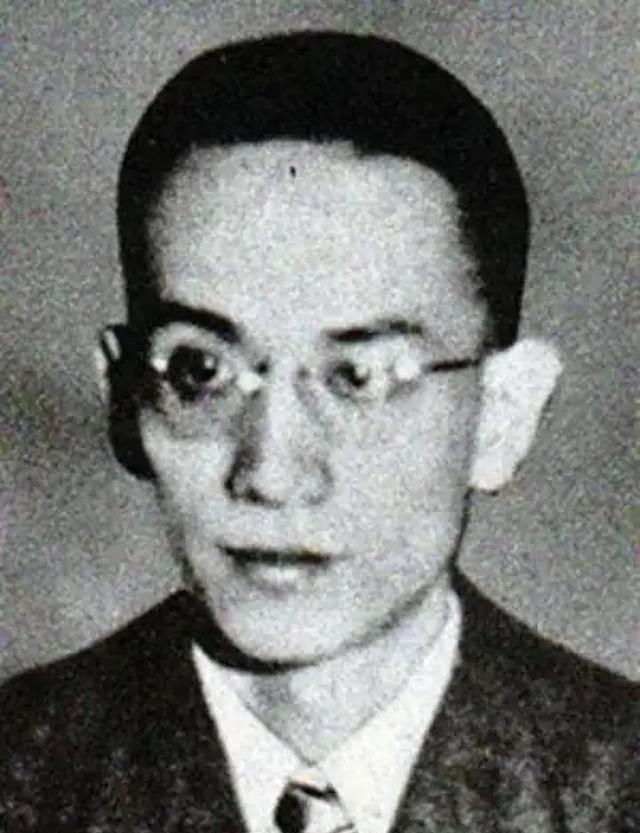 1947年，苏州监狱，丁默邨被处决后，留下的一张老照片，照片中的他双拳紧握，身下