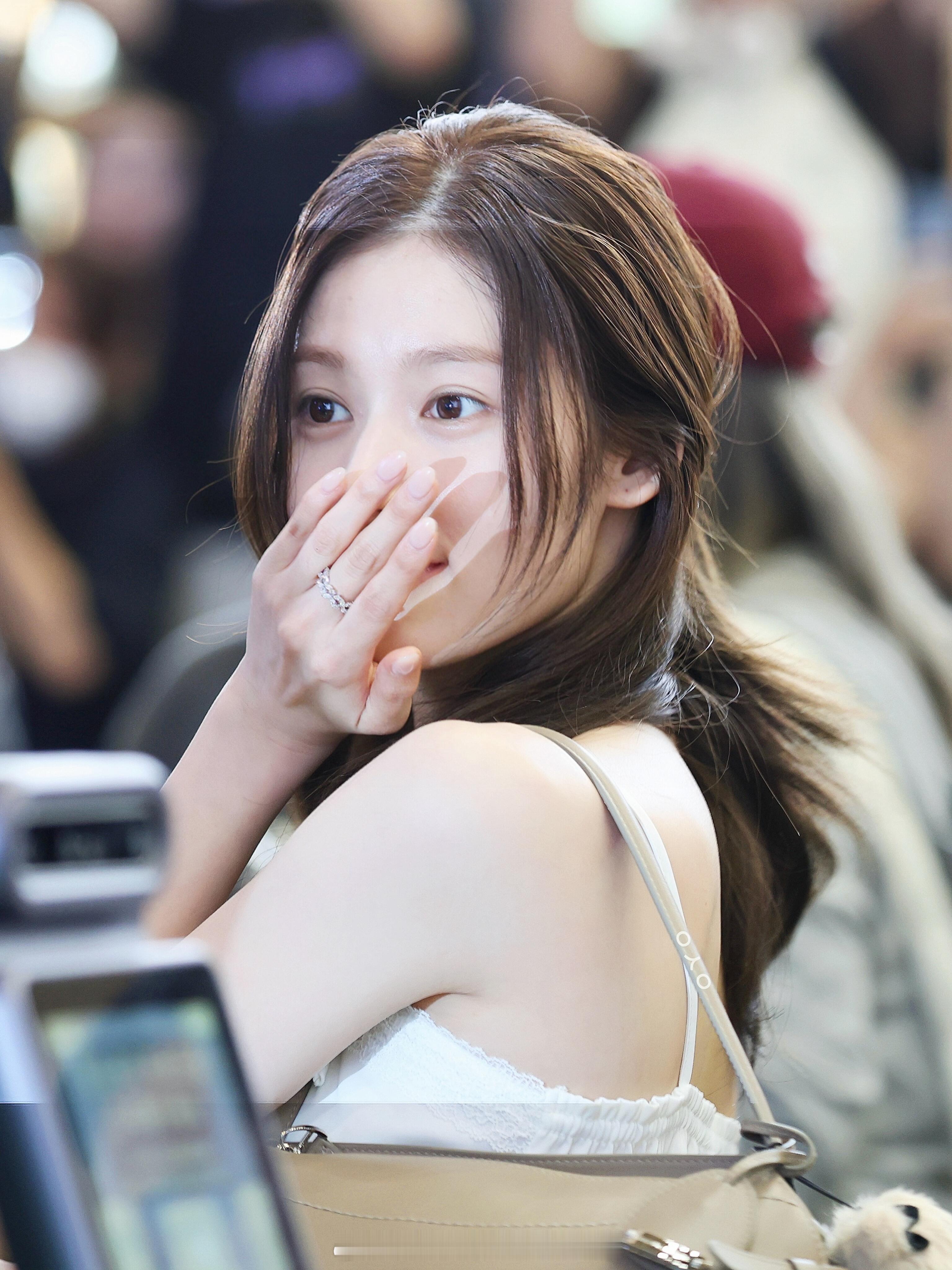 250915 机场清纯大爆发twice 凑崎纱夏 sana ​​​
