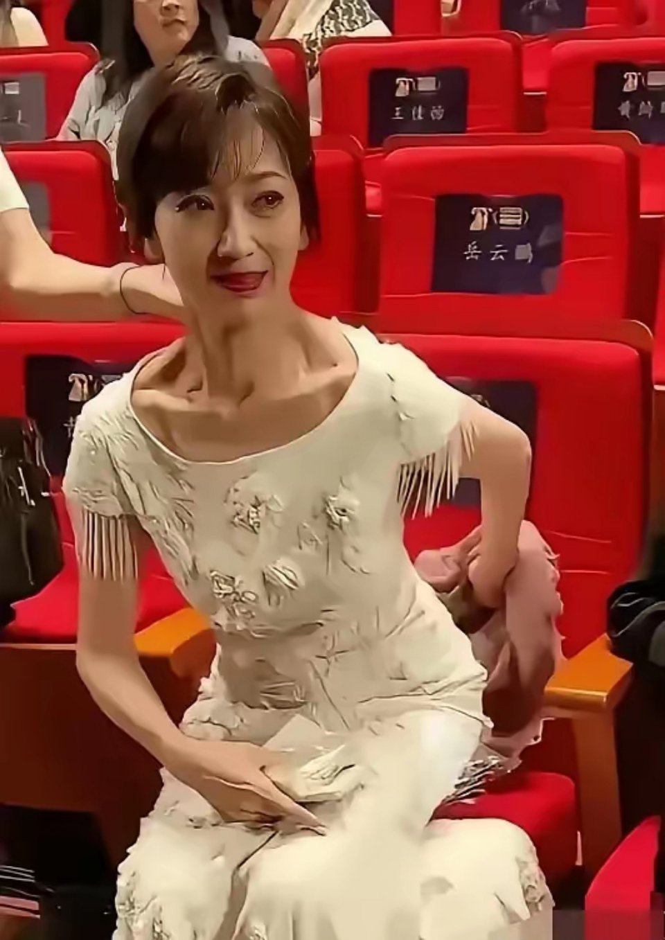 没有修图的赵雅芝是这样的，真实还原一位70多岁的老年人的容貌，缓解一下大家的容貌