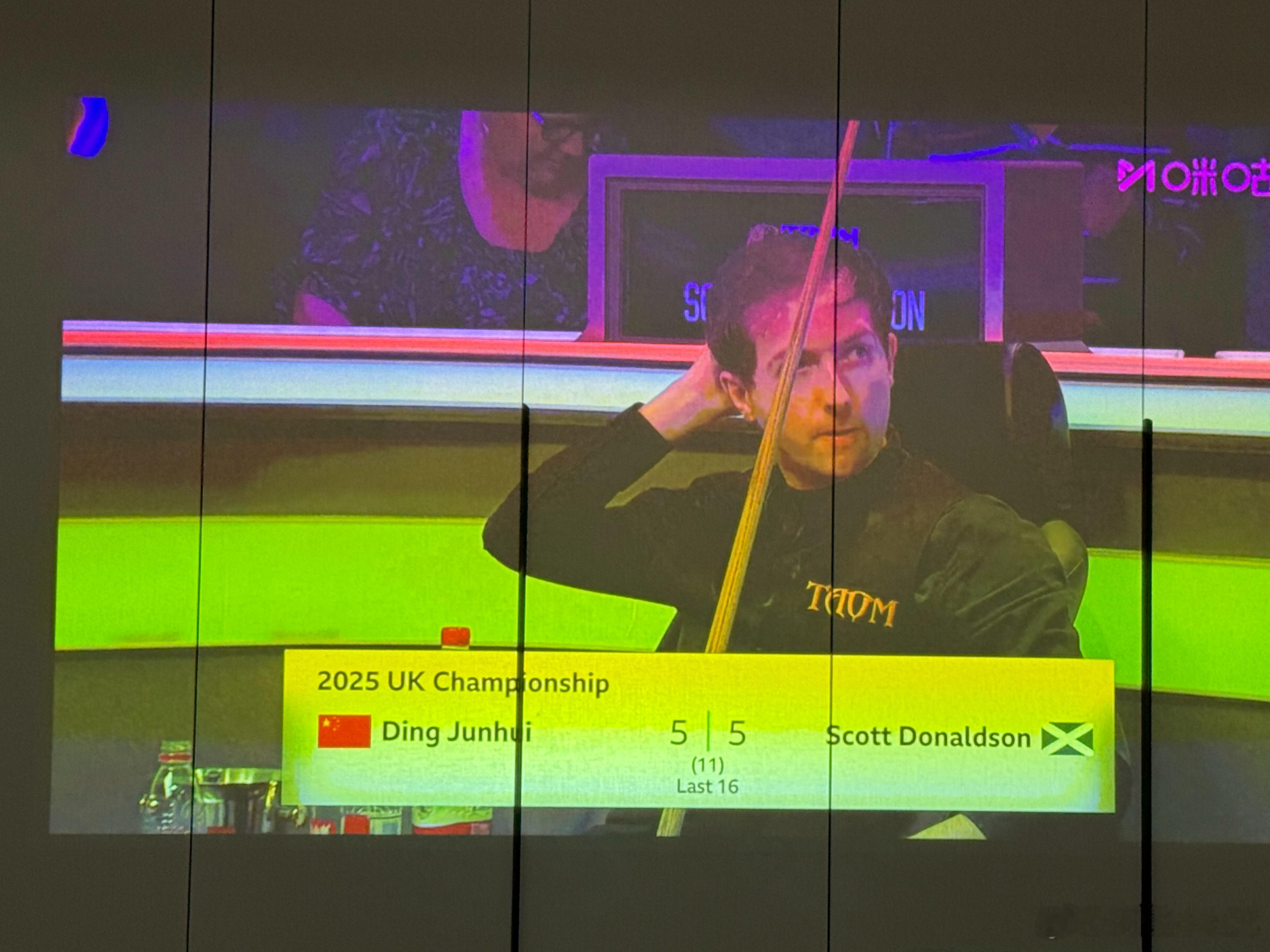 完了，唐纳森连追两局，比分来到5:5，情况不妙2025斯诺克英锦赛