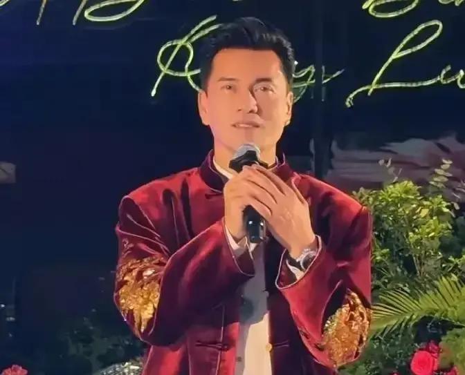 吕良伟67岁每天五点起床撸铁，只吃水煮菜，体脂常年12，微博晒照一身腱子肉，配文