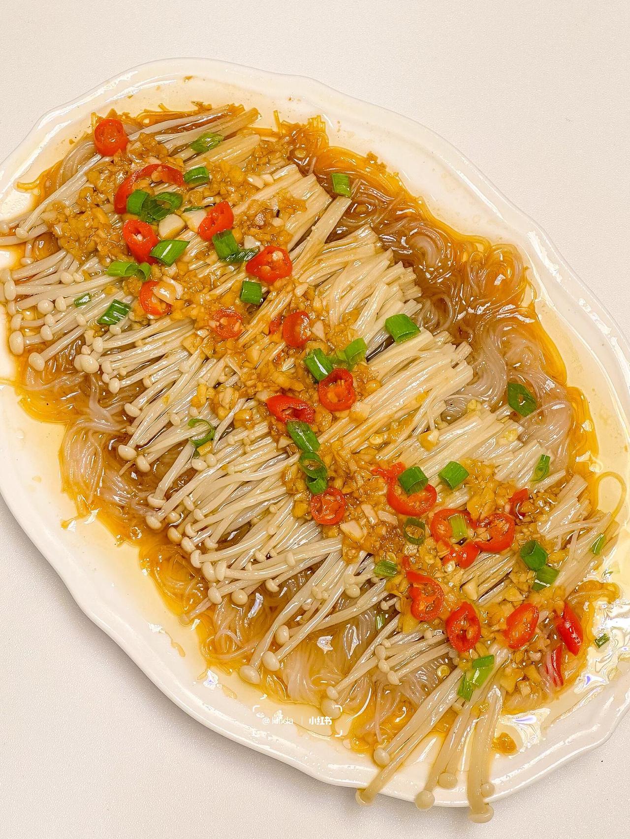 10分钟轻松搞定蒜蓉粉丝金针菇，味道直接秒杀饭店！做法简单零难度，不用复杂技巧。
