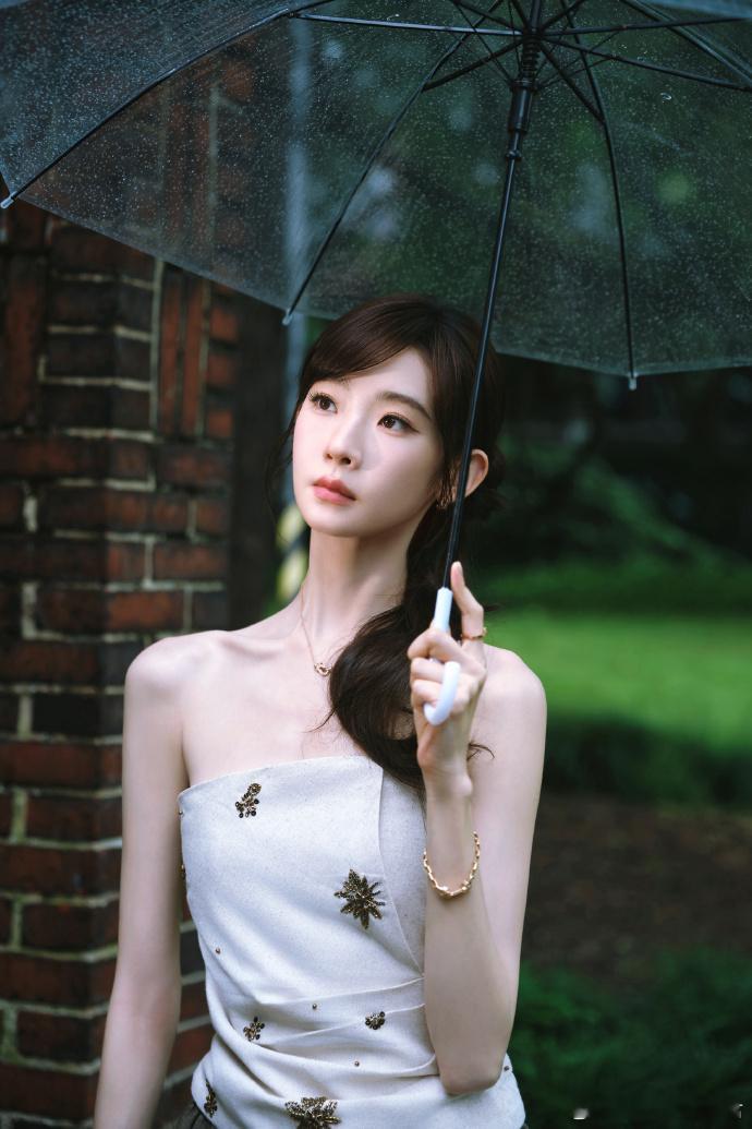 张艺凡闪闪惹人爱张艺凡你闪到我眼睛了 抹胸的设计把锁骨和肩颈线条都露出来了，鎏金