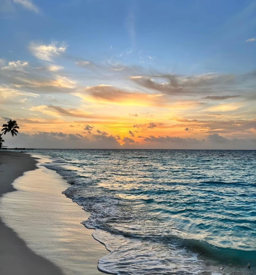 傍晚的海边美极了，
阳光照射下，
光脚踩在沙滩上，
周围有小孩不停的跑来跑去
欢