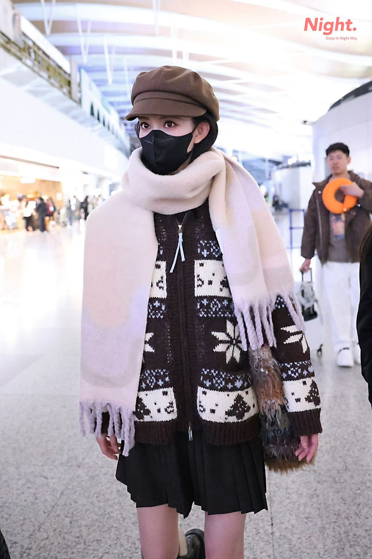 孟子义海外人气旺！印尼机场和粉丝亲密互动，状态满分。实力演员用作品赢得认可，期待