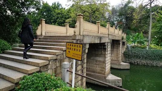 一个被朝廷廷杖削籍的御史，为什么自己出资修桥，乡人却为他建坊纪念？

嘉靖二十四