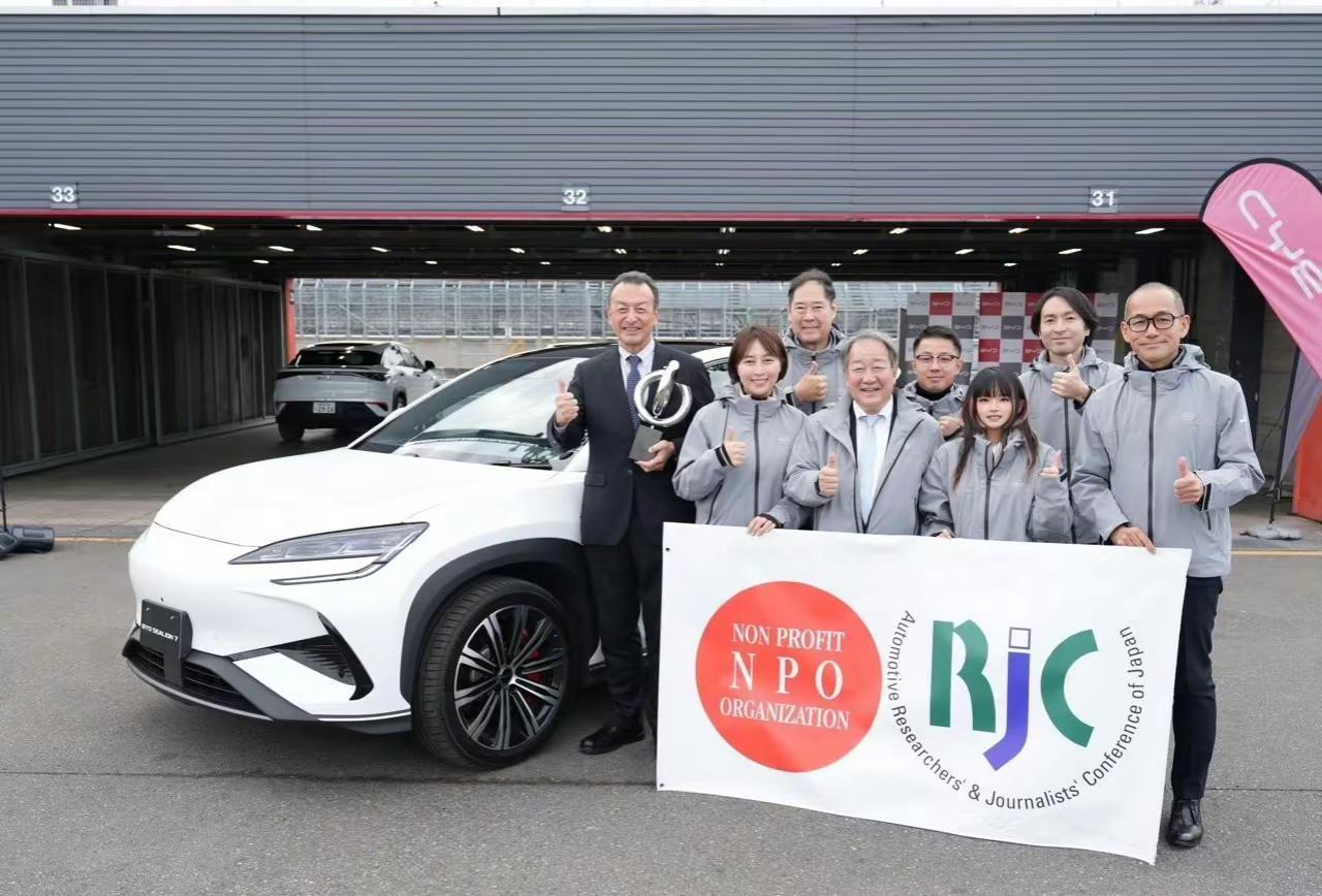 比亚迪海狮，海豹在世界爆火，尤其是在日韩，一车又一车的拉。在韩国一些4S店深夜还