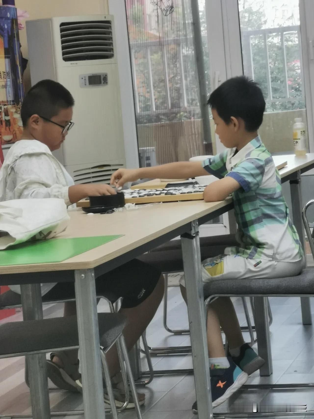 我家娃围棋到二级时我写过一篇记录，有热心网友留评，说学围棋浪费时间，性价比不高，