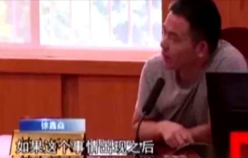 湖南岳阳，有个刚出狱的男人，叫付涛。他把一个叫徐鑫焱的倒霉车主，告上了法庭，张口