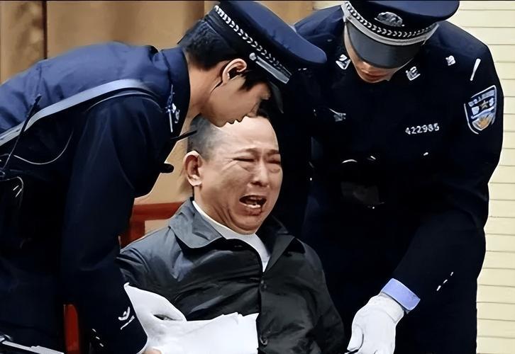 他是四川无恶不作的黑社会老大，却拿出2个亿做慈善，他捐建的希望小学在2008年的