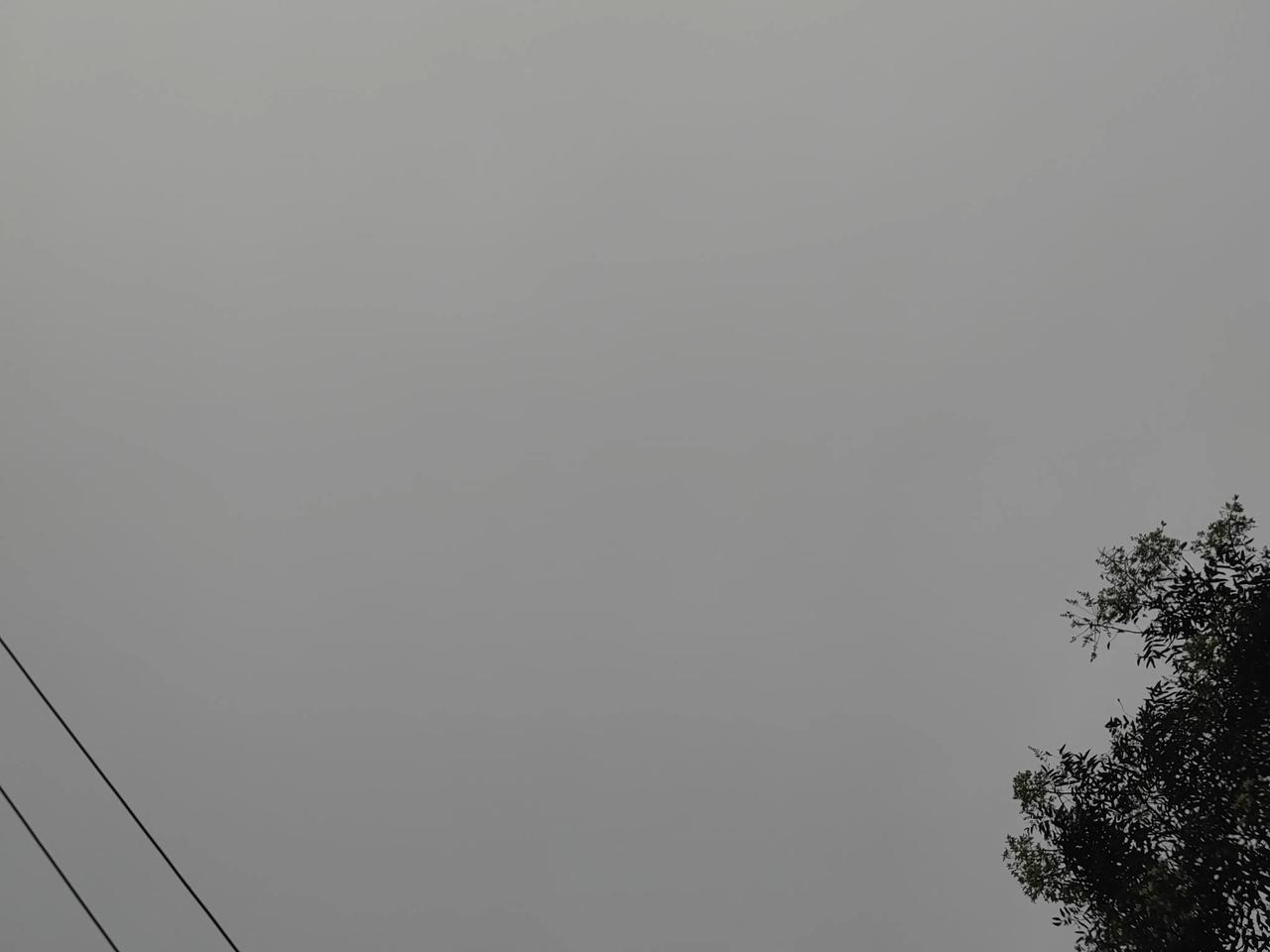 看看我今天拍的照片，天上阴的能滴出水来，就像一个大水盆，可这雨就是不往下掉，就在