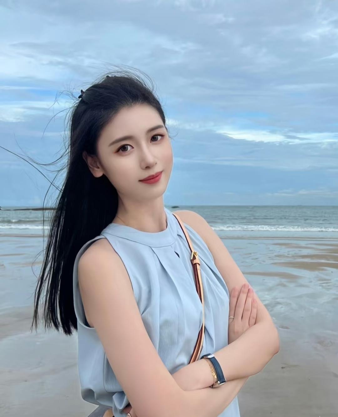 海边少女，享受宁静时光。