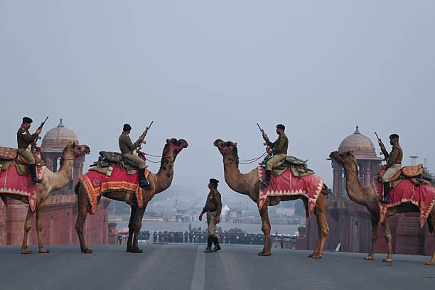 新德里Vijay Chowk彩排阅兵，“骆驼中队”一出场，确实很少见：骑着骆驼、