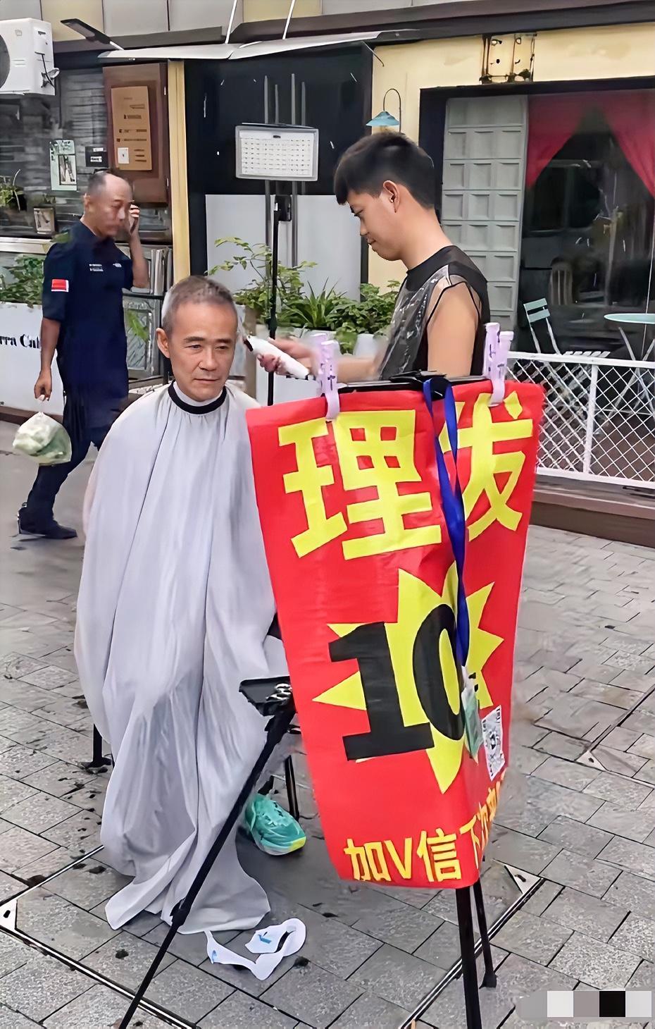 王石真的很接地气啊！他在社交平台晒出生活碎片，穿着朴素地和朋友闲逛。晚餐没去高档
