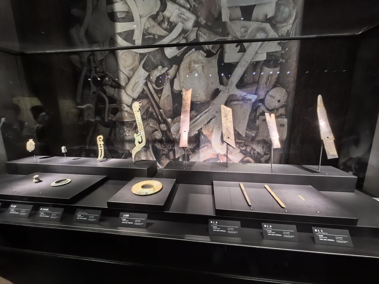 观博物馆古物展
 
走进展厅，玻璃展柜静静陈列着千百年前的遗存。古朴陶器、玉石礼