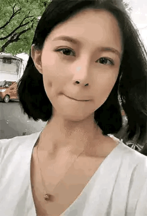 图1：小姐姐的颜值，并不会被一张嘴给毁掉了。

图2：抽水，必须要抽水？这鱼绝对