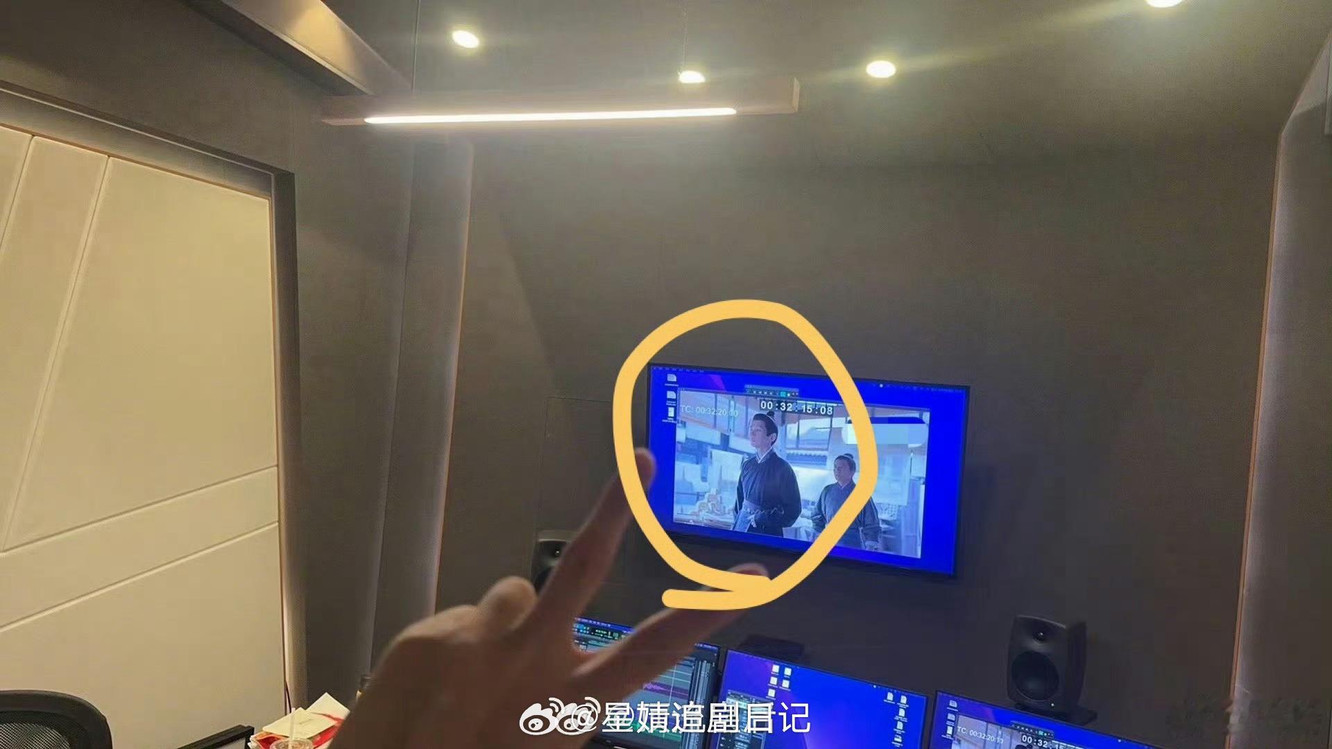 成毅分享两京十五日配音图，看的出在戏里仪态蛮差的，而且天潢贵胄的气势是一点儿没有