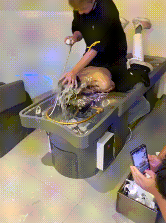 哈哈哈第一眼以为在洗狗 ​​​