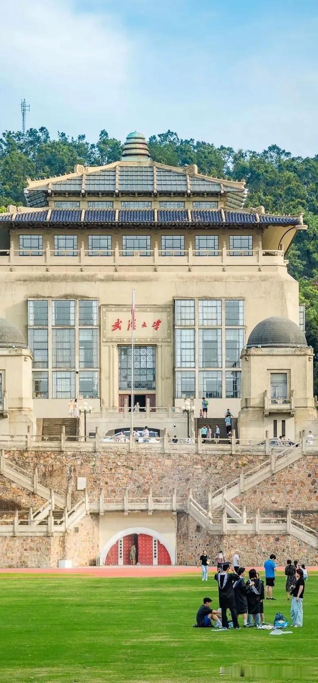 这辈子，最遗憾也最执念的大学：武汉大学。
 
每个普通人的青春里，大概都藏着一所