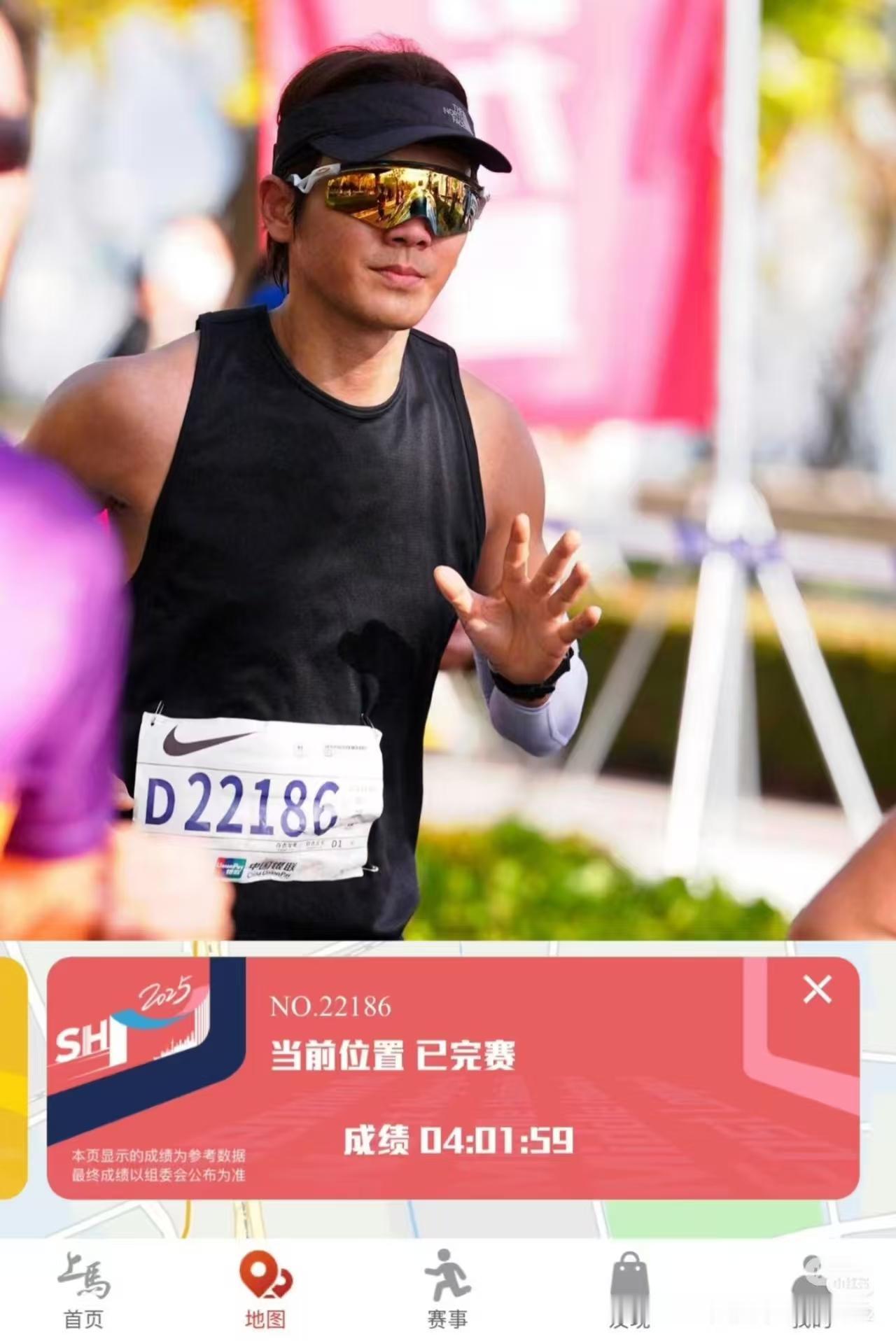 谁能想到51岁的钟汉良，
因跑马拉松反而更圈粉了。

不是因为他是明星，也不是因