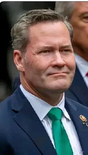 美国人为了抖音竟要“翻山越岭”！
 
美国国安顾问迈克·沃尔茨放话，未来90天后