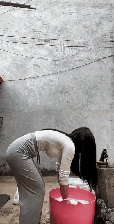 一回老家
没有第二事
就是洗衣服
在城市那么好的洗衣机不用
不理解