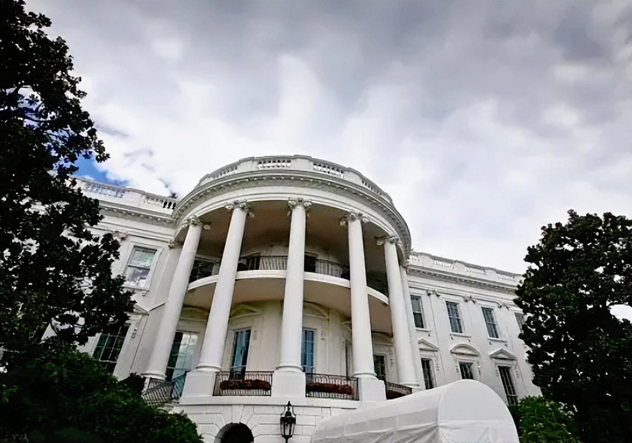 特朗普这是要掀桌子了！一边狂退66个国际组织，把“退群”玩到天花板，一边砸1.5