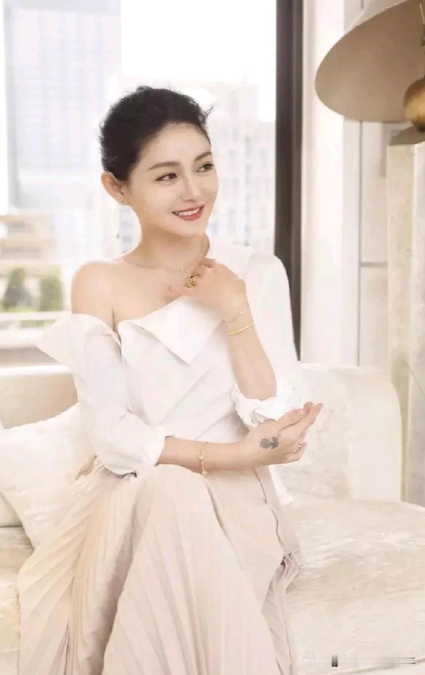 近期，大S（徐熙媛）在社交媒体上发表了一份声明，提到了“十年婚姻二死一重伤”的说