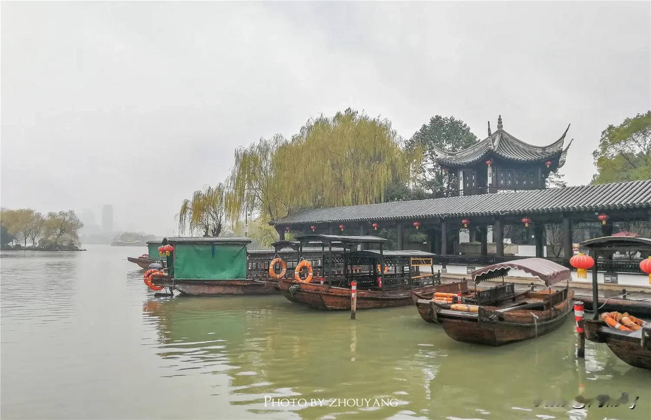 嘉兴南湖是浙江三大名湖之一，与杭州西湖、绍兴东湖齐名，因处于嘉兴城南而得名南湖。