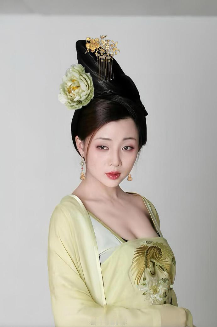 殷桃人如其名，像颗粉嫩的水蜜桃!
殷桃 殷桃写真 殷桃生图身材 殷桃脸型