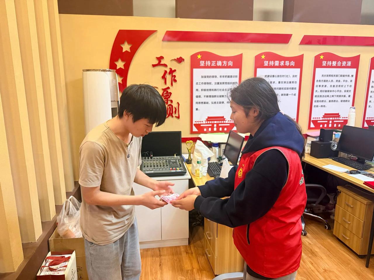 （陕西公益新闻）9月12日，商洛市山阳县志愿服务联合会组织志愿者在城关街道办、高