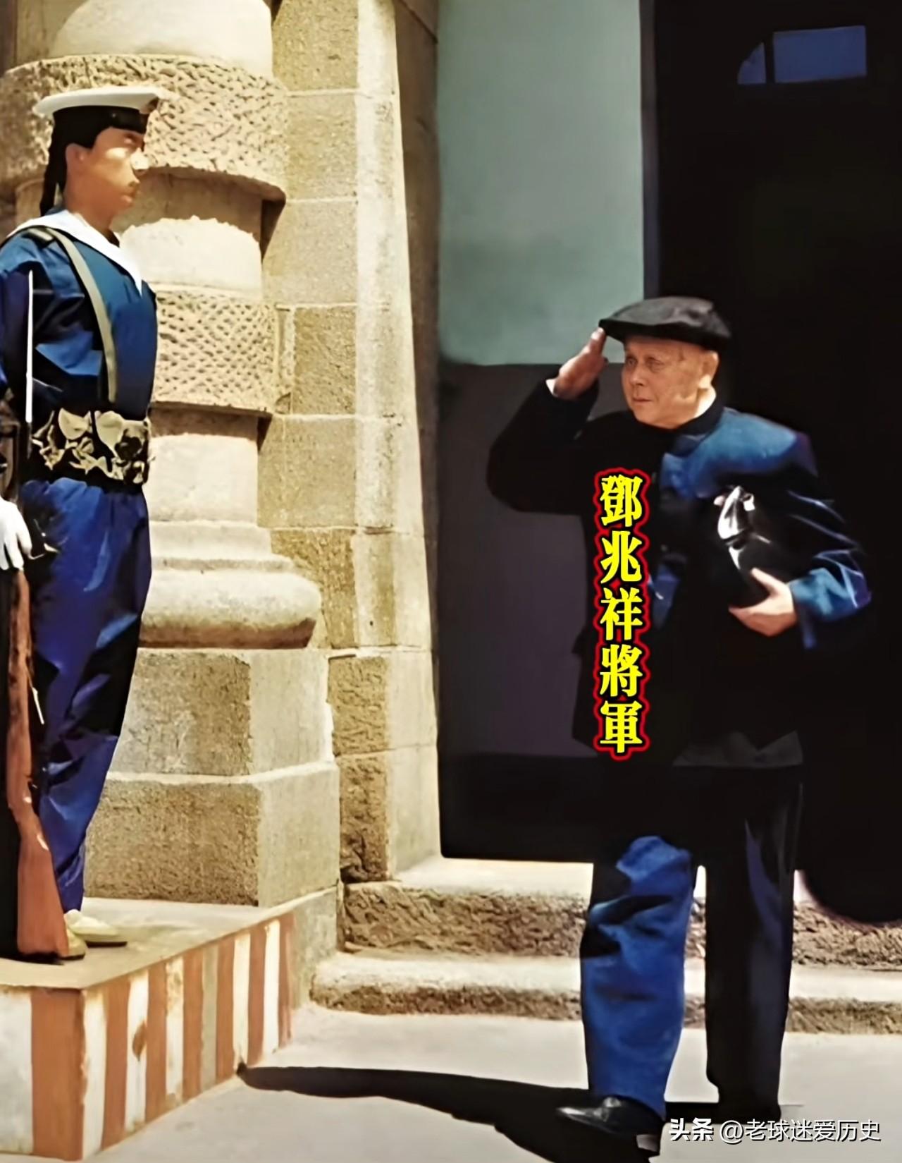 这张照片定格了海军元勋邓兆祥将军的动人时刻。
在青岛海军大院门前，哨兵庄严敬礼，