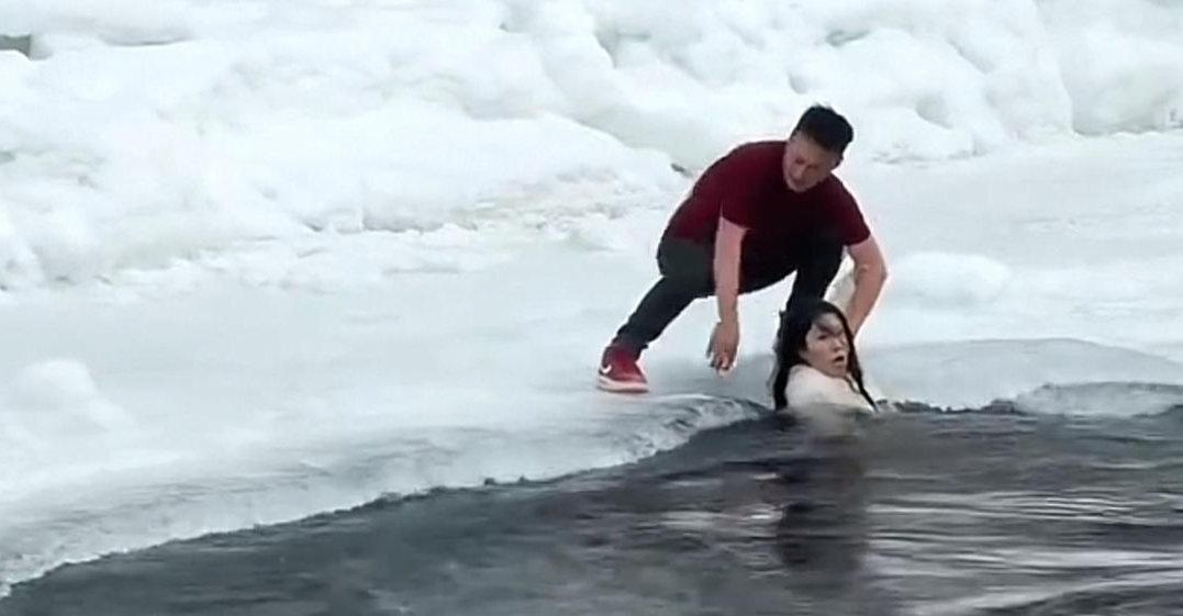 身穿短袖救人男子：系当地向导，救人时什么都没想】当地向导穿短袖救起坠喀纳斯河母女